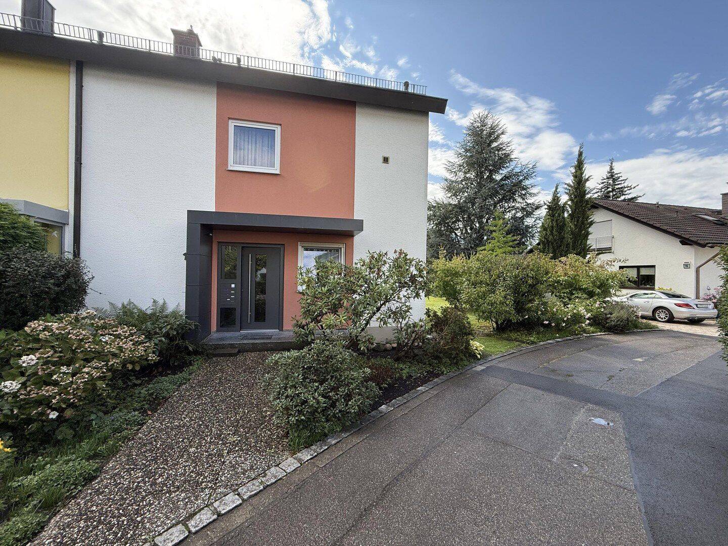 Provisionsfreies Dreifamilienhaus mit attraktiven Extras, 79541 Lörrach