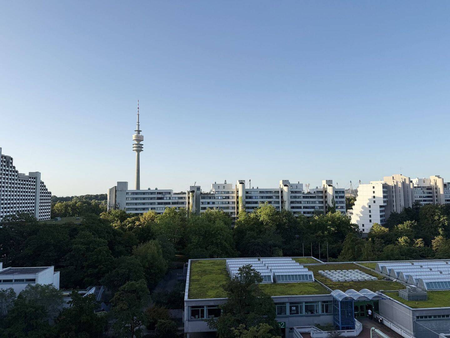Hochgelegene gut geschnittene 3-Zimmer-Wohnung im Olympiadorf mit großer Südterrasse, 80809 München (Milbertshofen-Am Hart Neuhausen-Nymphenburg Schwabing-West)