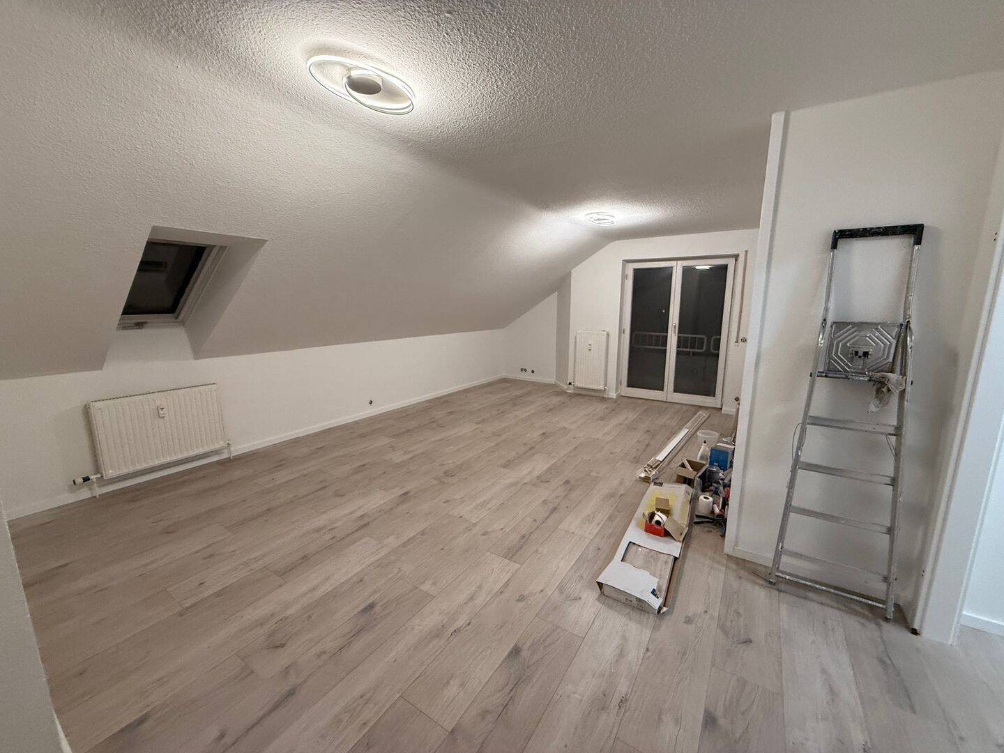 2-Zi-DG-Wohnung, neuwertig renoviert, EBK, TG-Stellplatz, 76532 Baden-Baden