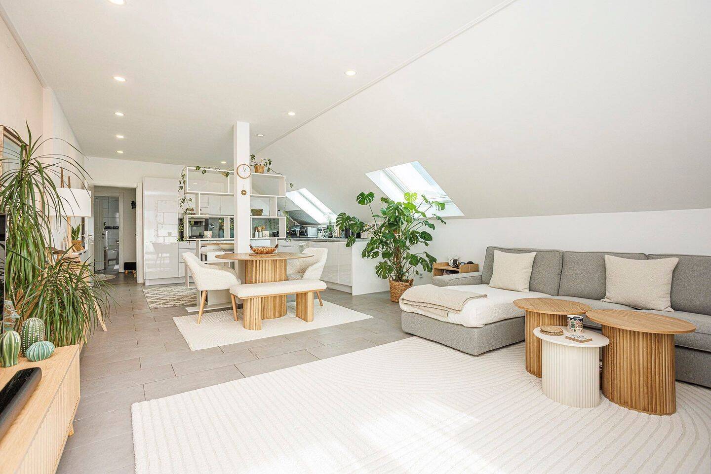 WOHNMODERNE: renovierte ETW mit 4 Zimmern auf 102m² mit Balkon, Garten, Stellplatz und viel Stil, 79639 Grenzach-Wyhlen