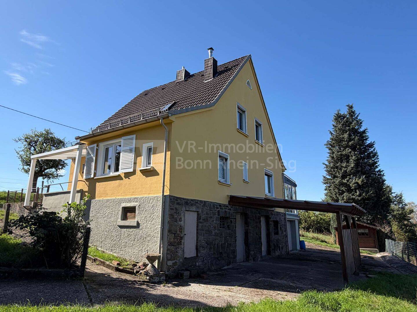 Alleinlage. Großräumig. Weitsicht. Teilrenoviertes Einfamilienhaus in idyllischer Lage von Windeck, 51570 Windeck