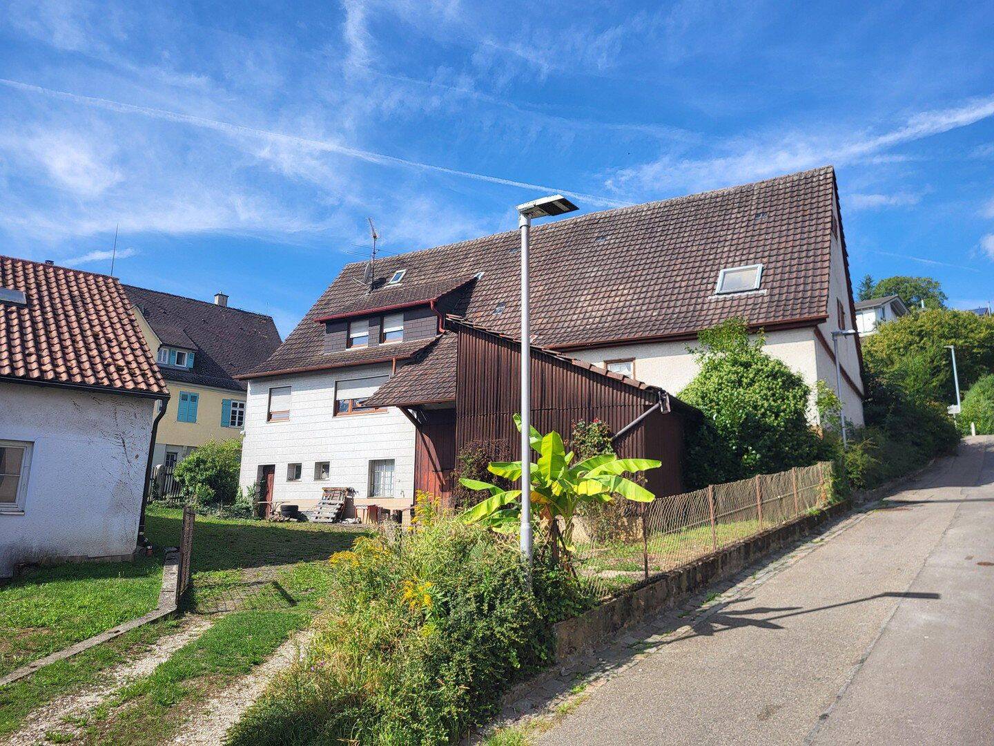 Vielseitiges, renovierungsbedürftiges Wohngebäude mit Scheune in Unterensingen, 72669 Unterensingen
