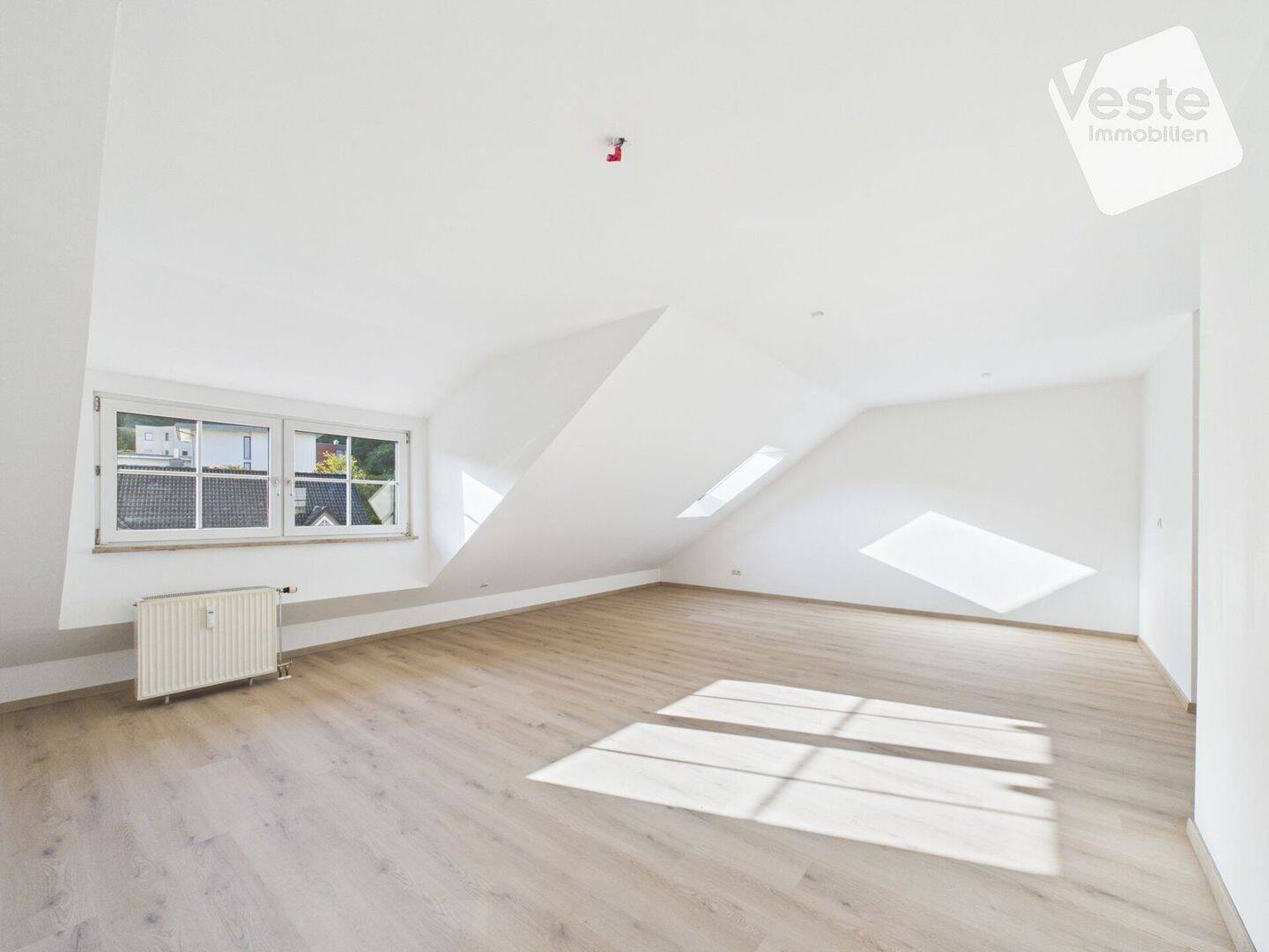 Frisch renovierte 2-Zimmer-Dachgeschoss-Wohnung in Cortendorf, 96450 Coburg