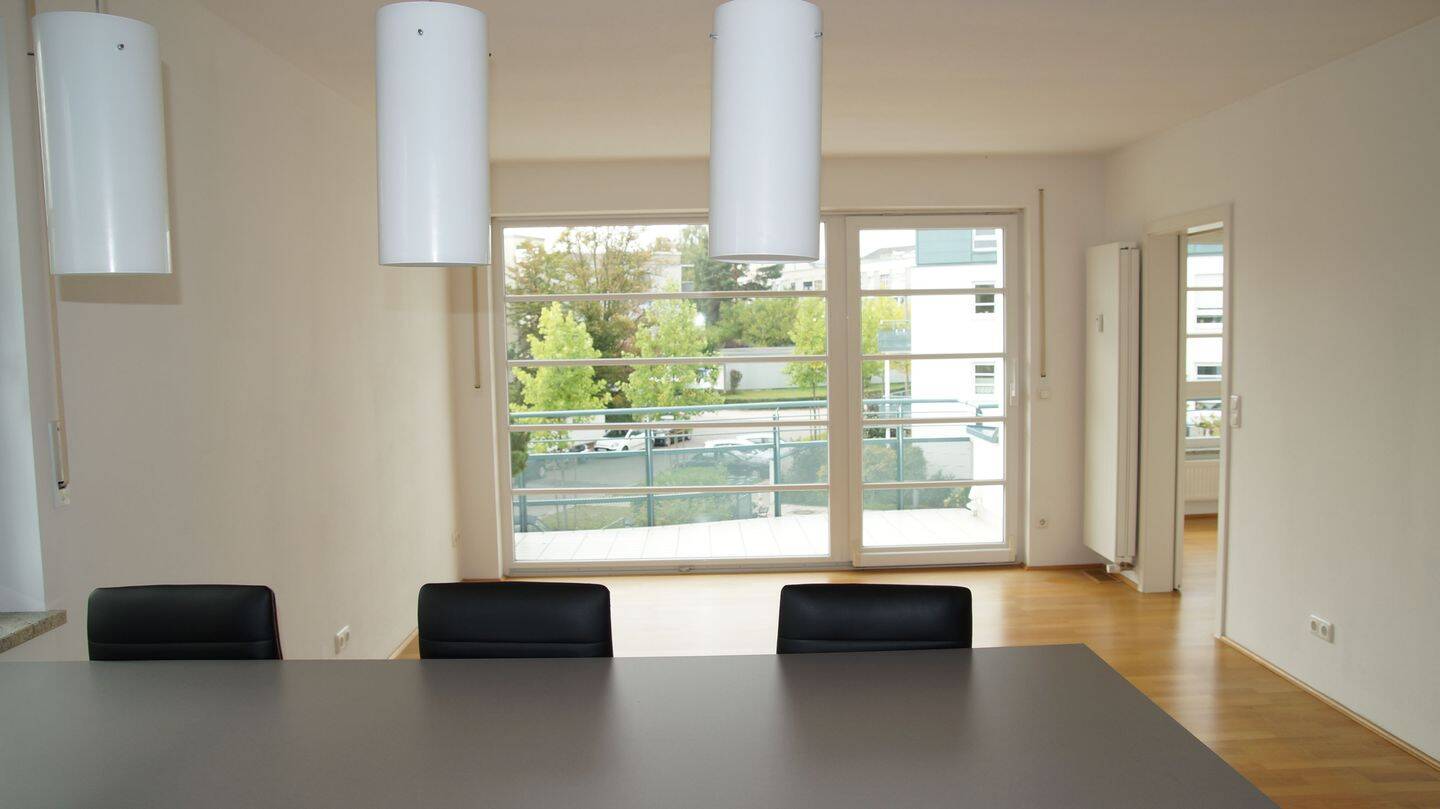 Stilvolle, helle 2-Zimmer-Wohnung mit gehobener Innenausstattung mit Einbauküche, 93049 Regensburg (Großprüfening-Dechbetten-Königswiesen Innenstadt Westenviertel)