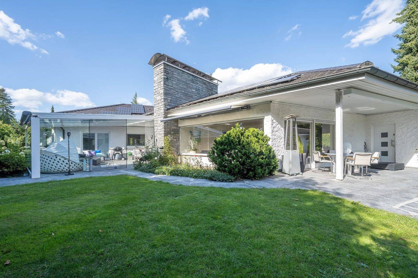 Wohnen mit Privatsphäre: Großzügiges Haus im Landhausstil auf ca. 2.400 m² Grundstück, 71069 Sindelfingen