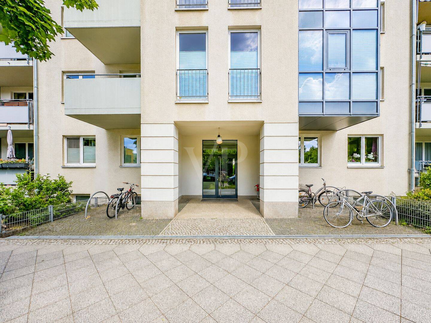 Urbane Eleganz mit Weitblick: Moderne 3-Zimmer-Wohnung mit Sonnenbalkon, Lift und privatem Innenhof, 10249 Berlin (Friedrichshain-Kreuzberg Friedrichshain Prenzlauer Berg)