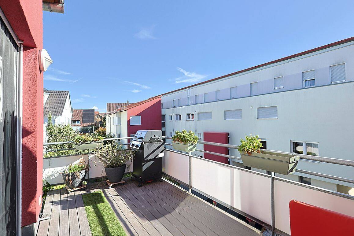 Einziehen & wohlfühlen: Modernisierte Wohnung mit hohen Decken und Balkon, 71144 Steinenbronn
