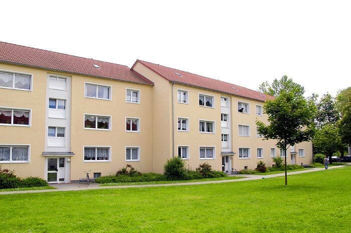 Für die kleine Familie – gemütliche 3-Zimmerwohnung mit Laminatboden, 47228 Duisburg (Bergheim Friemersheim Hochemmerich Winkelhausen)