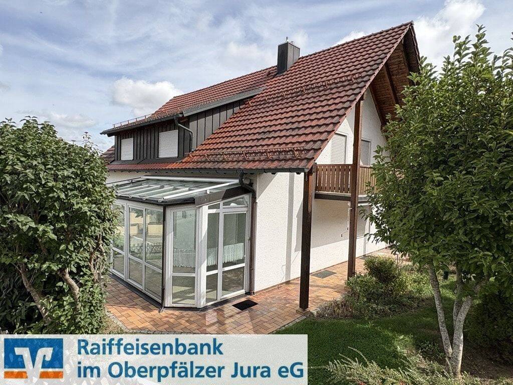 Viel Raum für Ihre Wohnideen – freistehendes Einfamilienhaus mit Wintergarten und Einliegerwohnung, zentral in Parsberg, 92331 Parsberg