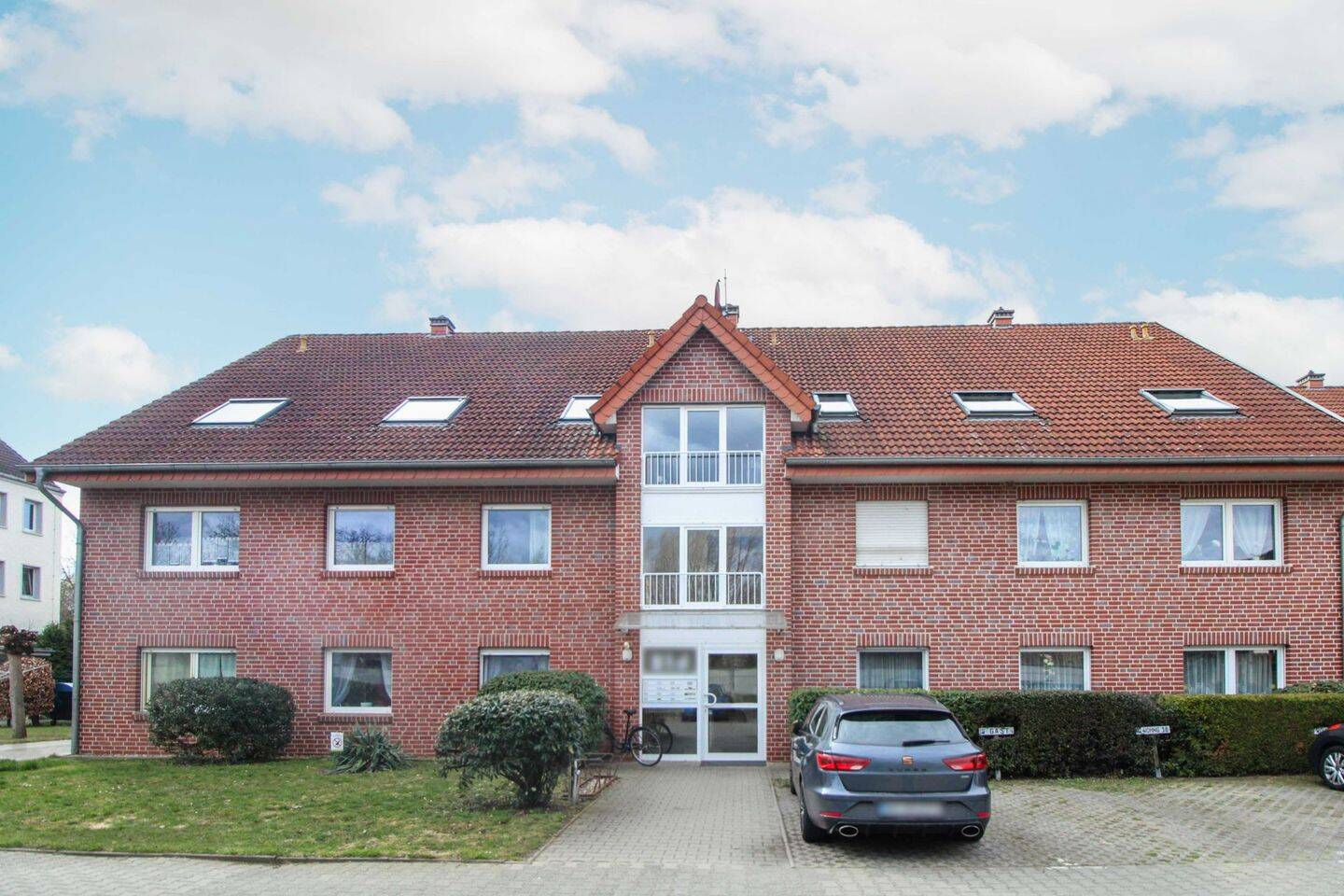 Helle Dachgeschosswohnung mit Balkon und Stellplatz in ruhiger Sackgassenlage, 39179 Barleben