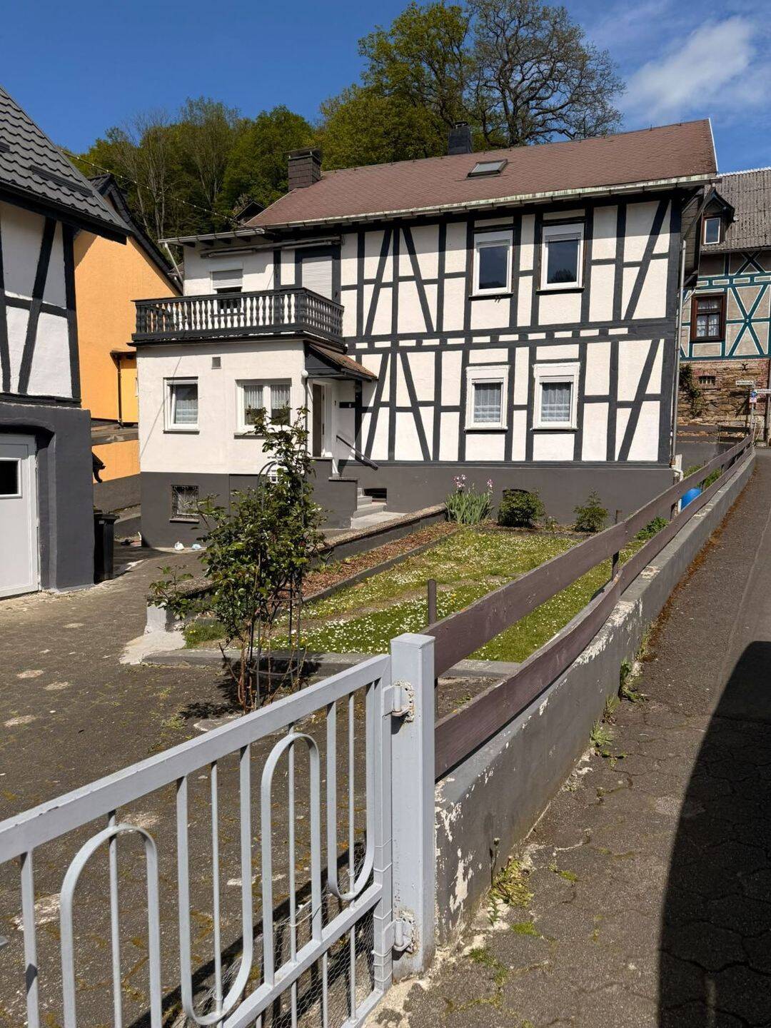 Grosses Haus mit kleinen Garten, 35690 Dillenburg