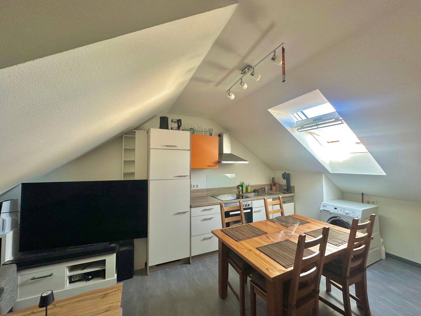 Charmante 1,5-Zimmer-Dachgeschosswohnung mitten in Wieseck, 35396 Gießen