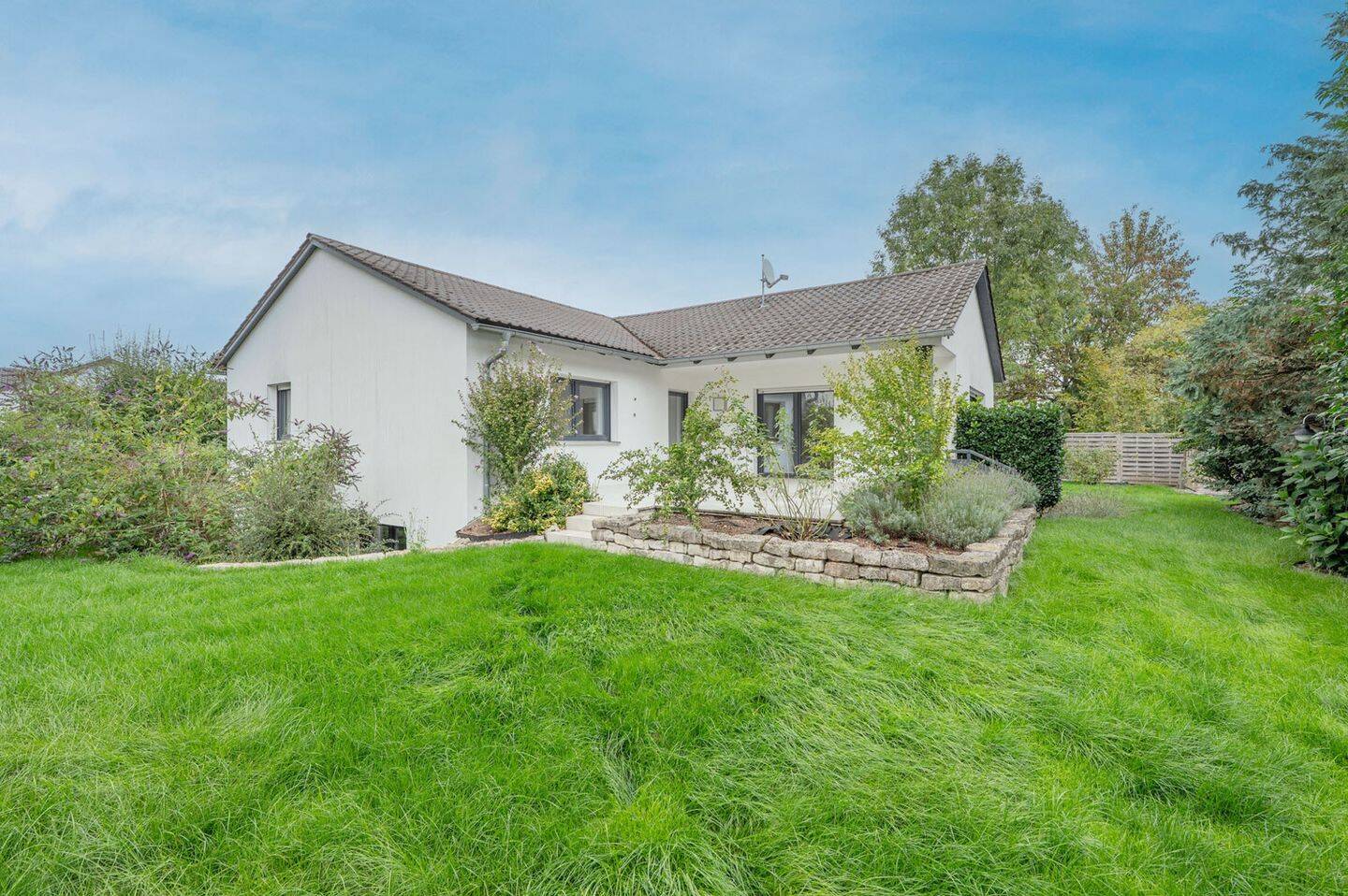 Großzügiger Bungalow mit modernisiertem Ambiente und sonnigem Garten, 94060 Pocking