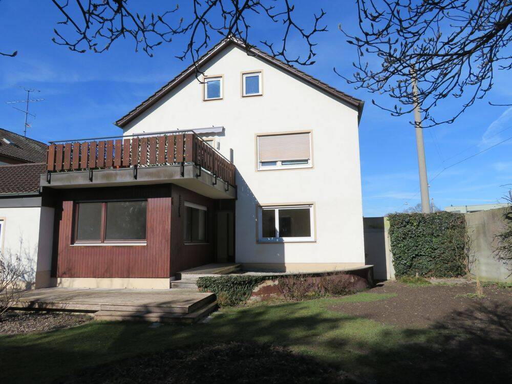Mittendrin – gepflegte Wohnung mit eigenem großen Garten!, 86165 Augsburg (Lechhausen)