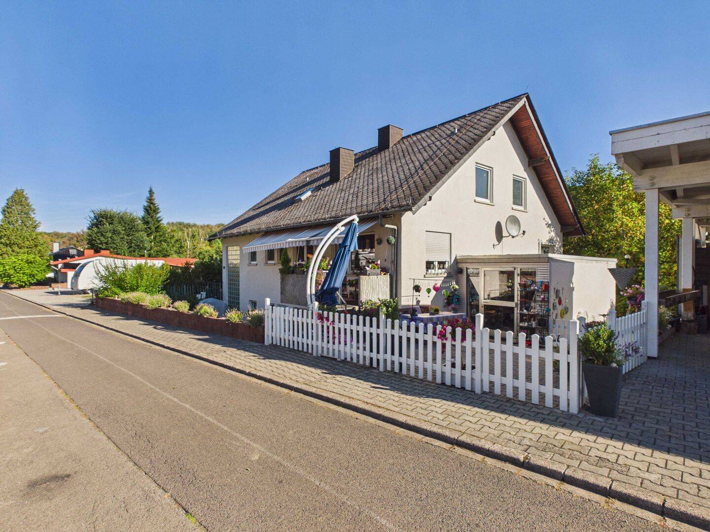 Großzügiges Zweifamilienhaus mit separater Wohneinheit, Ausbaureserve und außergewöhnlichem Carport, 55595 Winterburg