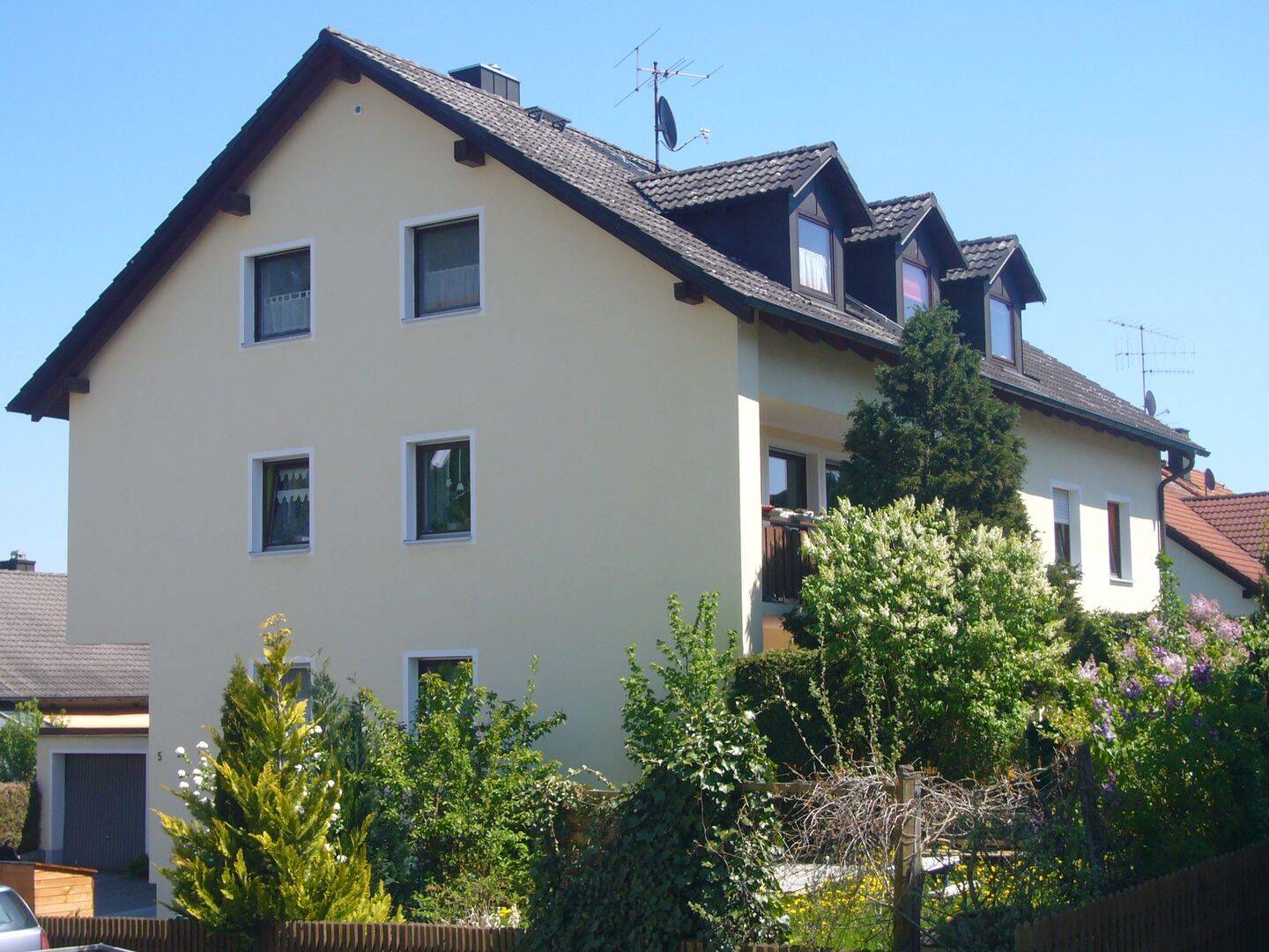 Großzügige helle 5-Zimmer-Dachgeschosswohnung mit Balkon, Garten und 2 Carports, 85283 Wolnzach