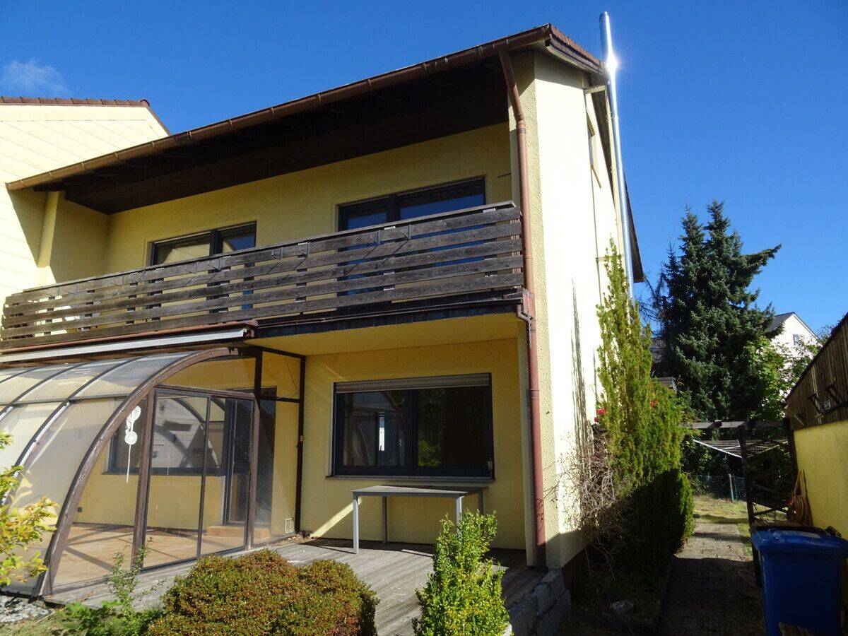 Doppelhaushälfte mit Wintergarten und 2 Garagen in ruhiger Lage, 95482 Gefrees