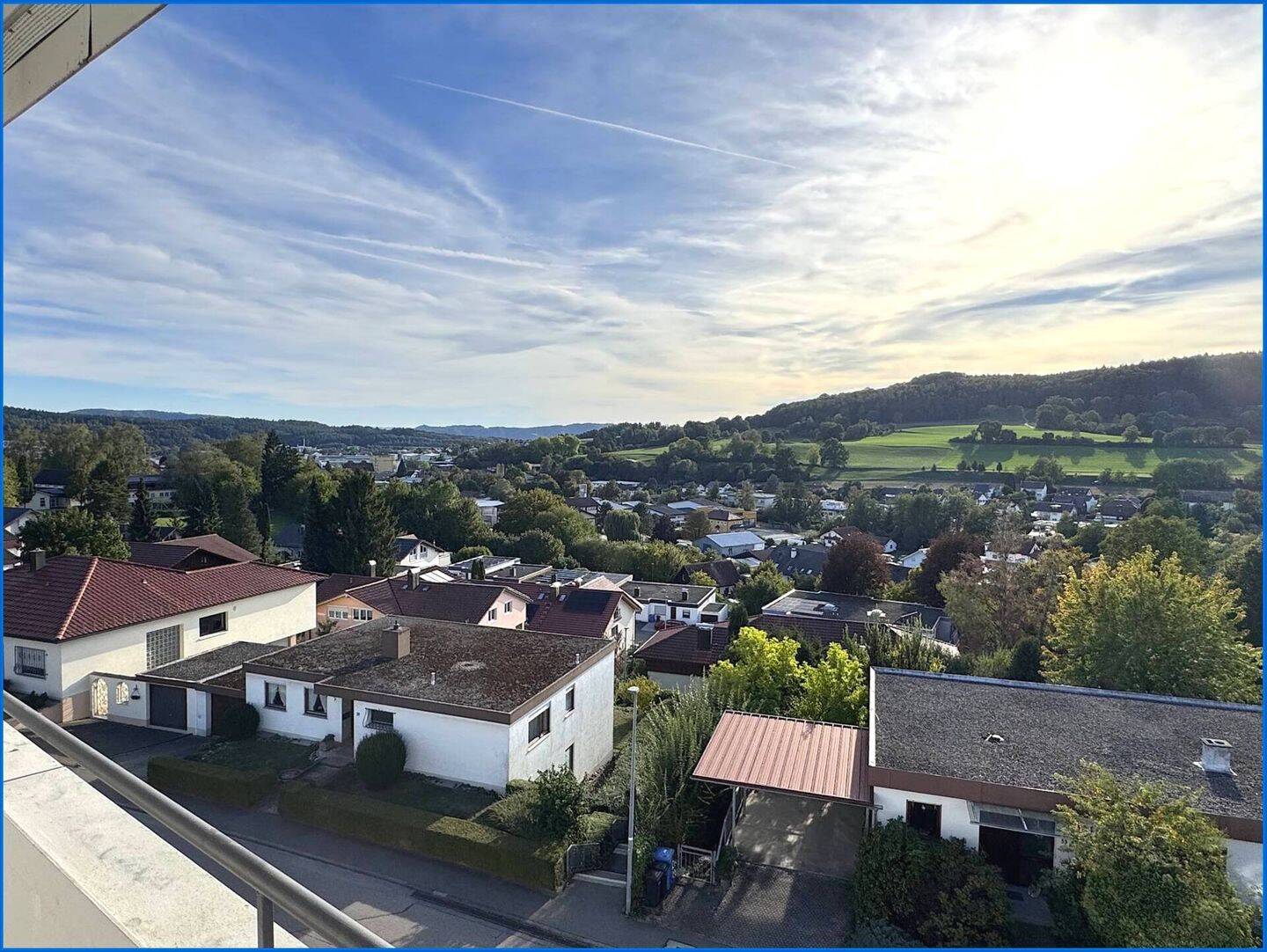 Fernsicht Pur! Lichtdurchflutete und bezugsfreie 3 Zi.-DG-Wohnung mit gr. Balkon und Garage!, 78333 Stockach