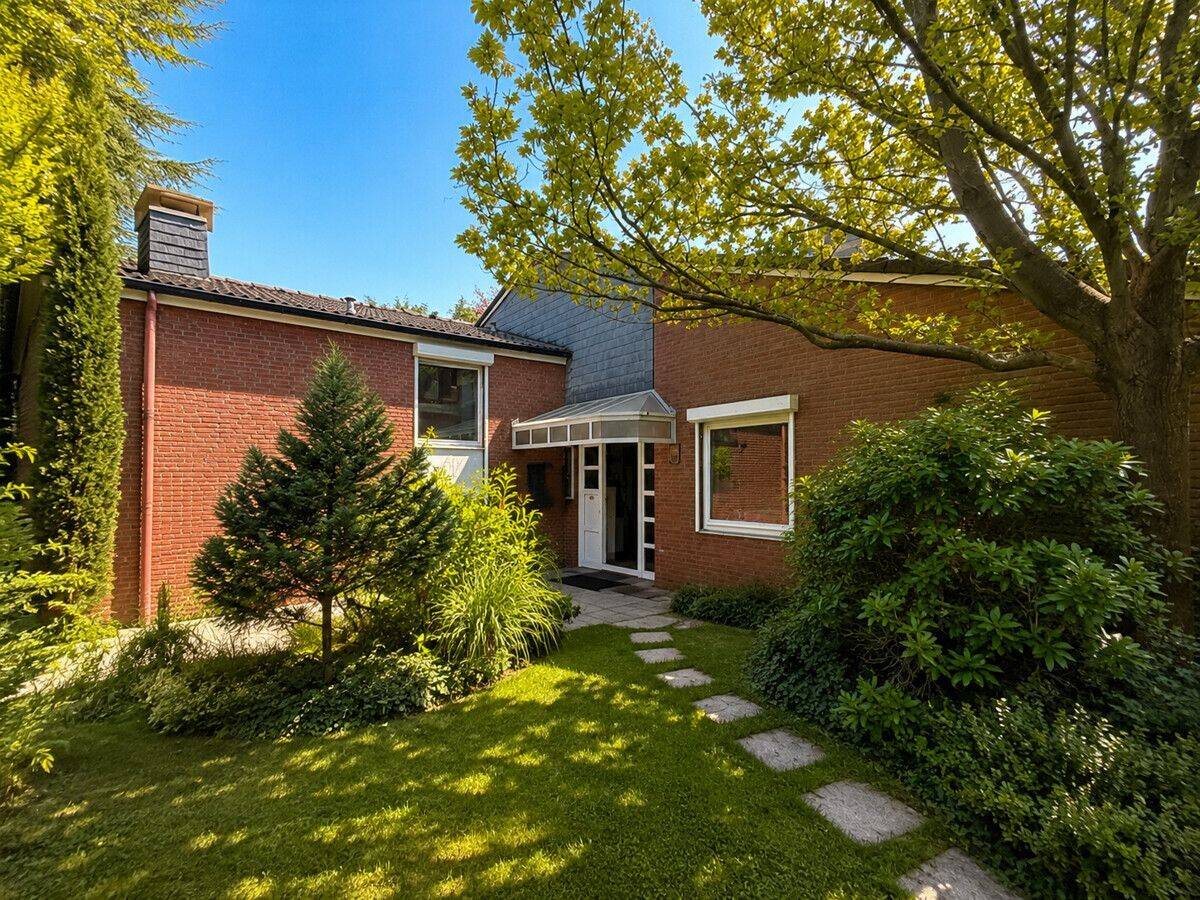 Besonderes Einfamilienhaus in Cuxhaven mit Doppelgarage auf idyllischem, ruhigem Süd-Grundstück, 27478 Cuxhaven