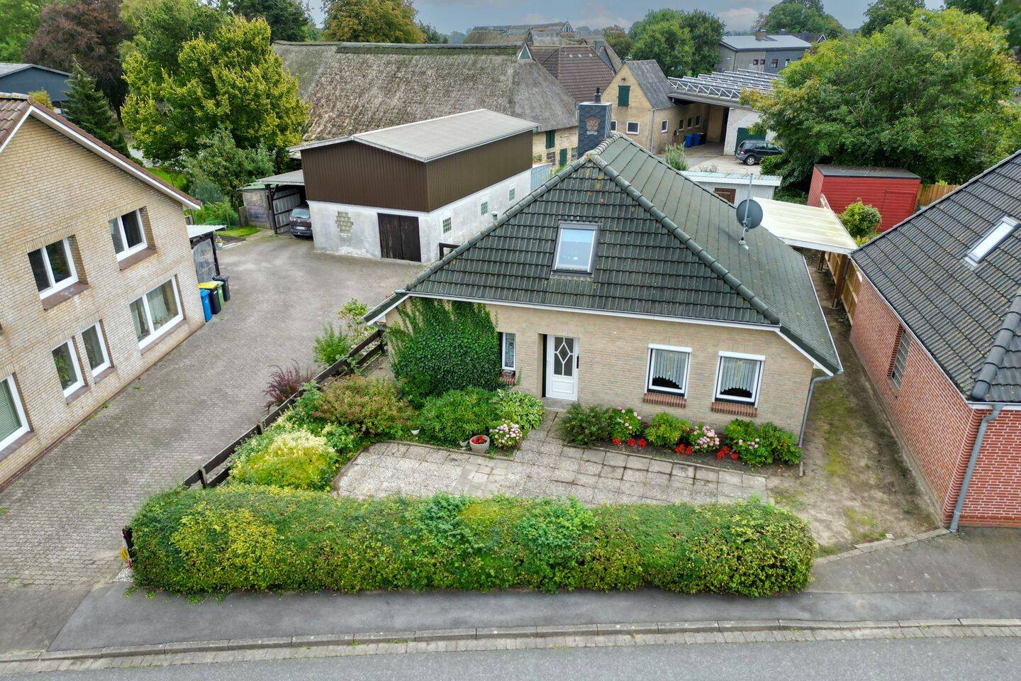 Mit Charakter und Perspektive | Zuhause mit Kamin und Gestaltungspotenzial, 25788 Delve