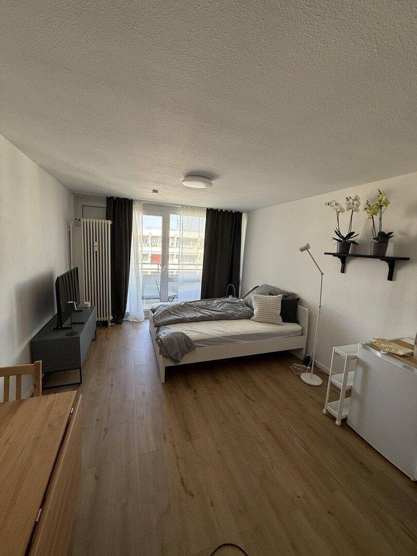 Stilvolle 1-Zimmer-Wohnung mit gehobener Innenausstattung mit Balkon und EBK in München Berg am Laim, 81673 München (Berg am Laim)