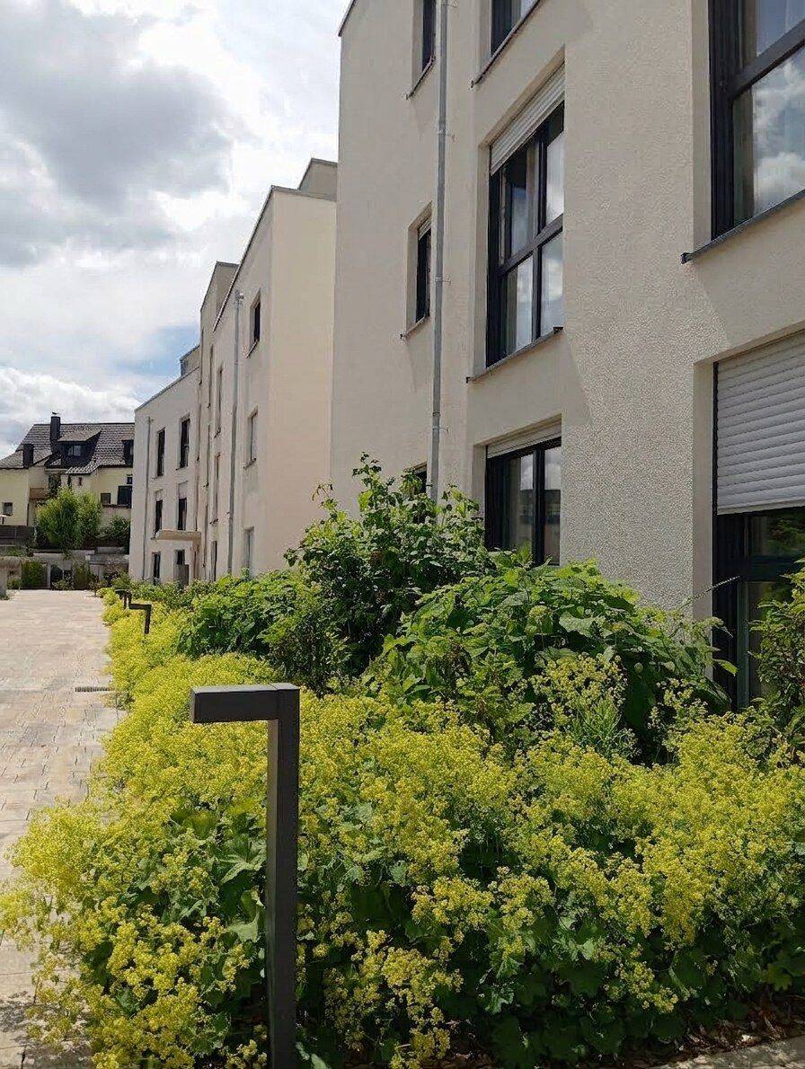 Exklusive 4-Zi.-Wohnung mit Landhausküche, Südwestbalkon, Aufzug & 2 Stellplätzen – ruhig, zentral, 91154 Roth