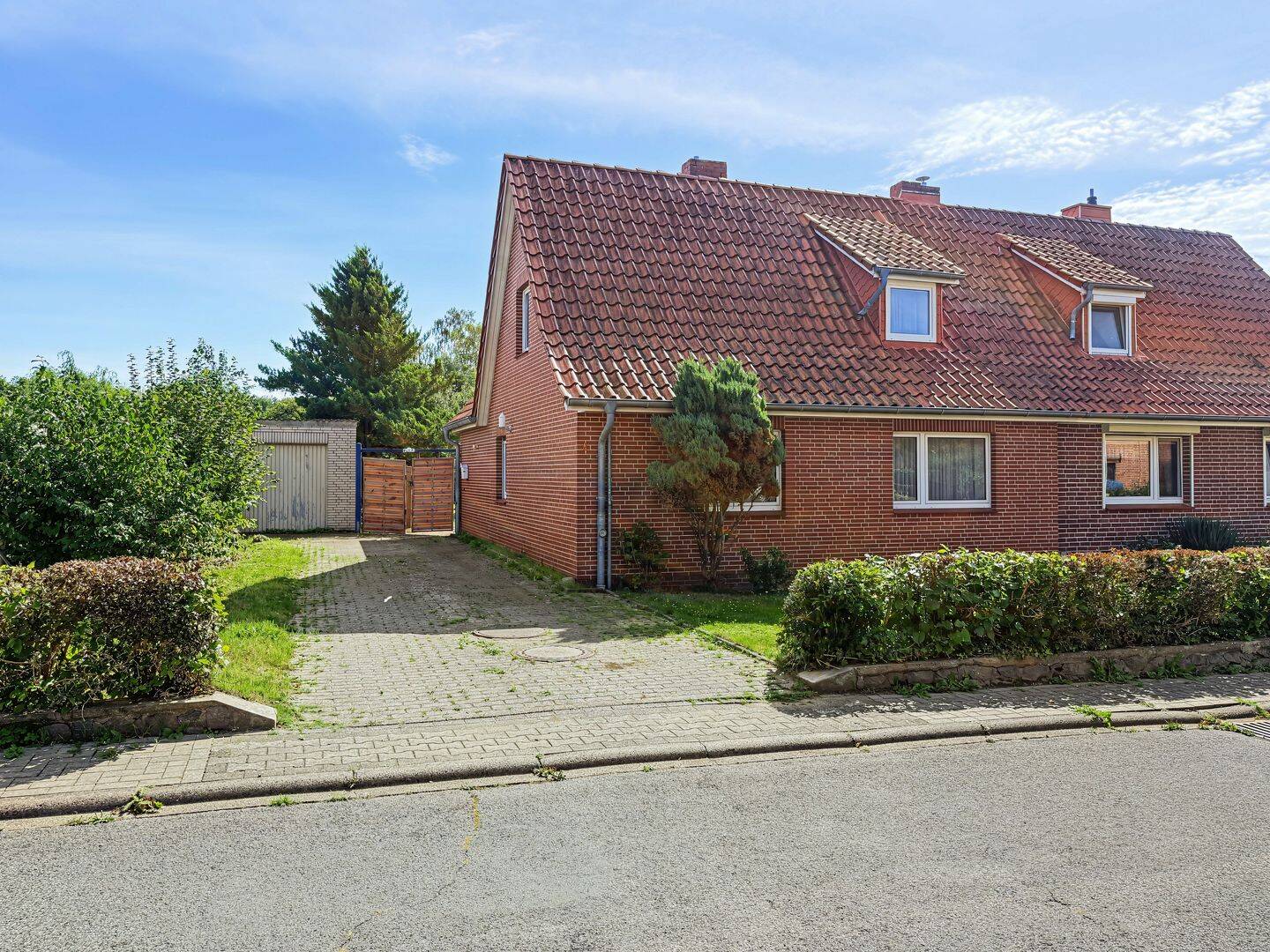 Doppelhaushälfte mit großzügigem Garten, Garage und Stallgebäude, 23909 Ratzeburg