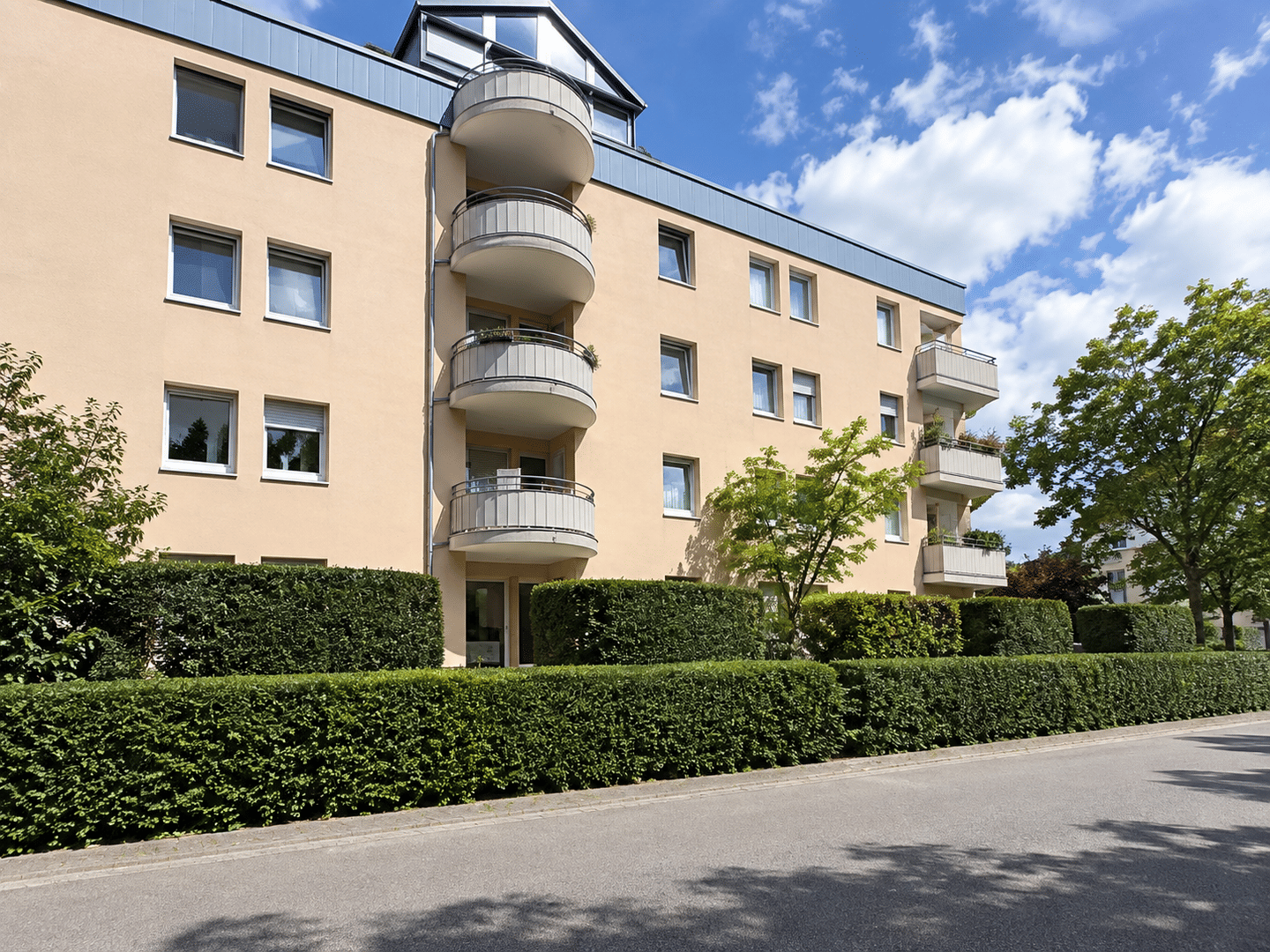 Gepflegte 2-Zimmer-Erdgeschosswohnung mit Terrasse und Tiefgaragenstellplatz, 94315 Straubing