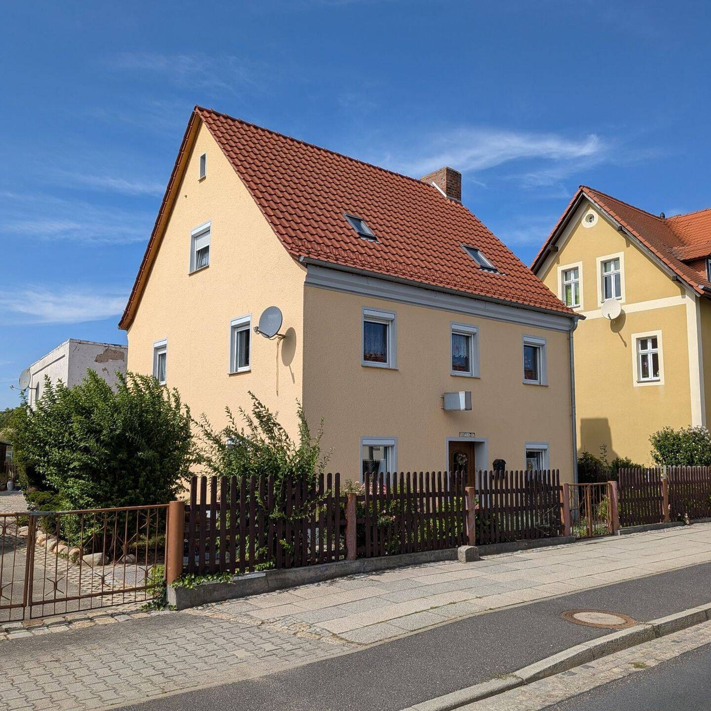 Viel Platz für Familie – Einfamilienhaus mit großem Grundstück und Hinterhaus, 2827 Görlitz