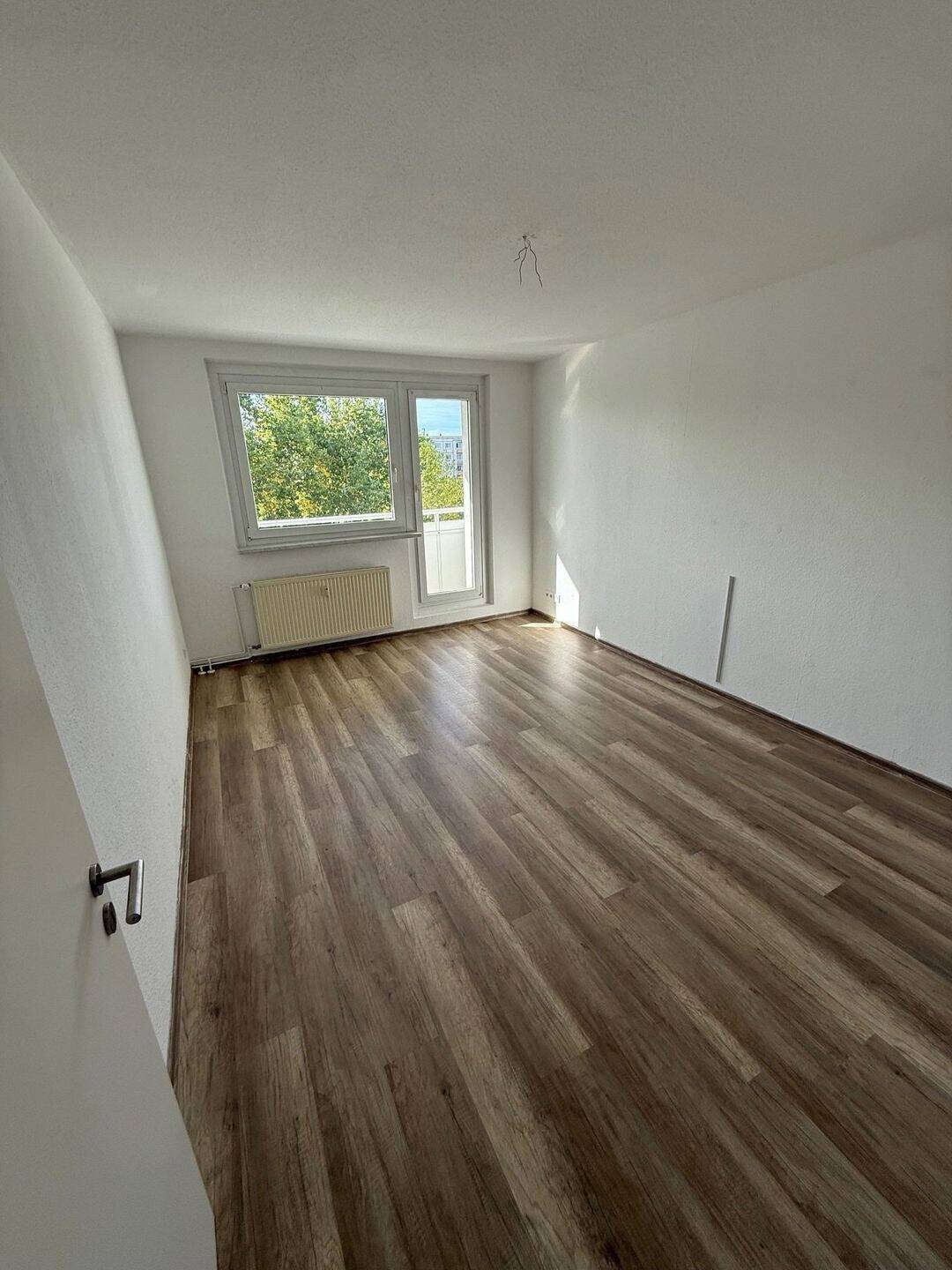 3-Raum Wohnung im 4. OG mit Balkon, Wannenbad und Einbauküche, 6132 Halle (Saale) (Ammendorf-Beesen Planena Radewell-Osendorf Silberhöhe)
