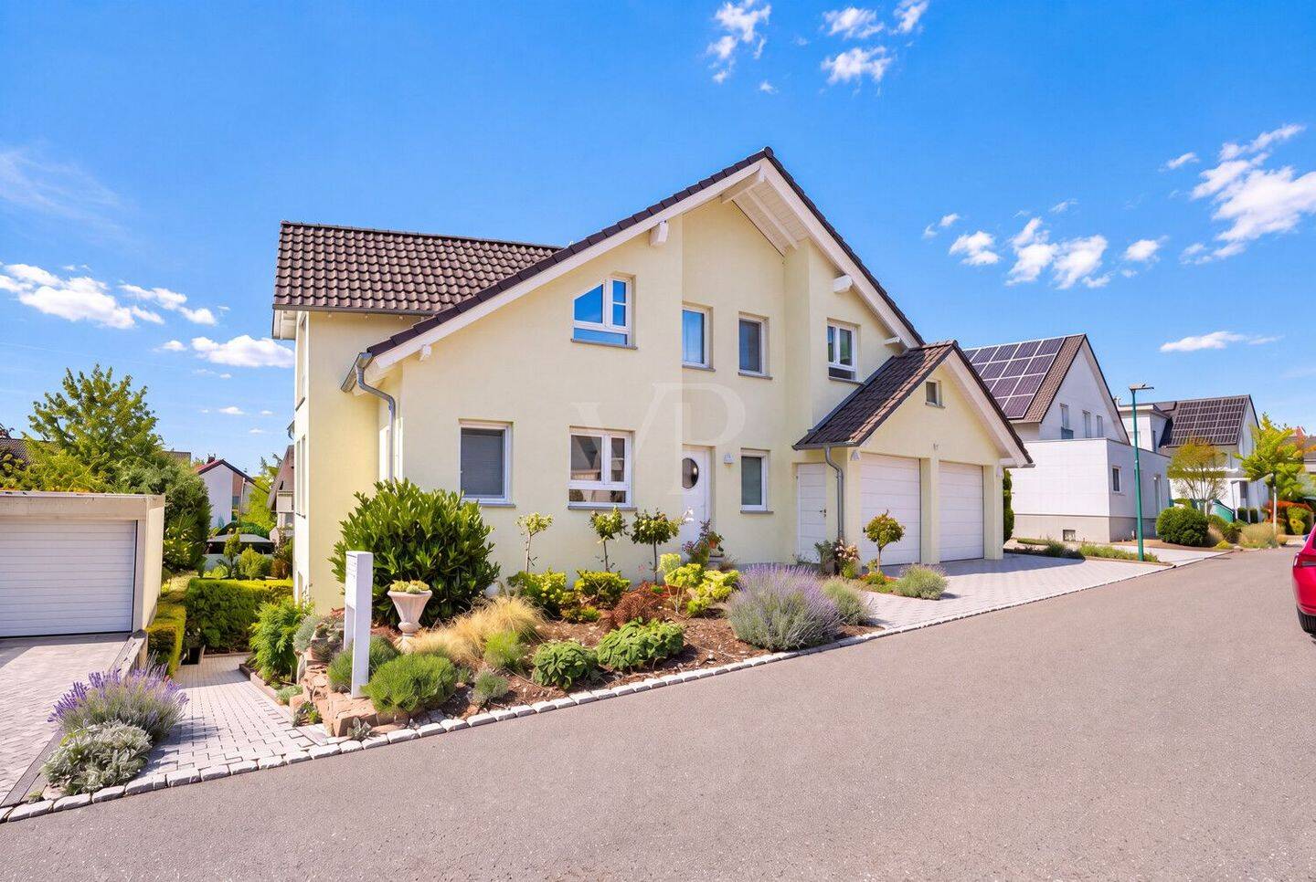 Großzügiges Einfamilienhaus mit Kamin, Einliegerwohnung und sonnigem Garten, 74336 Brackenheim