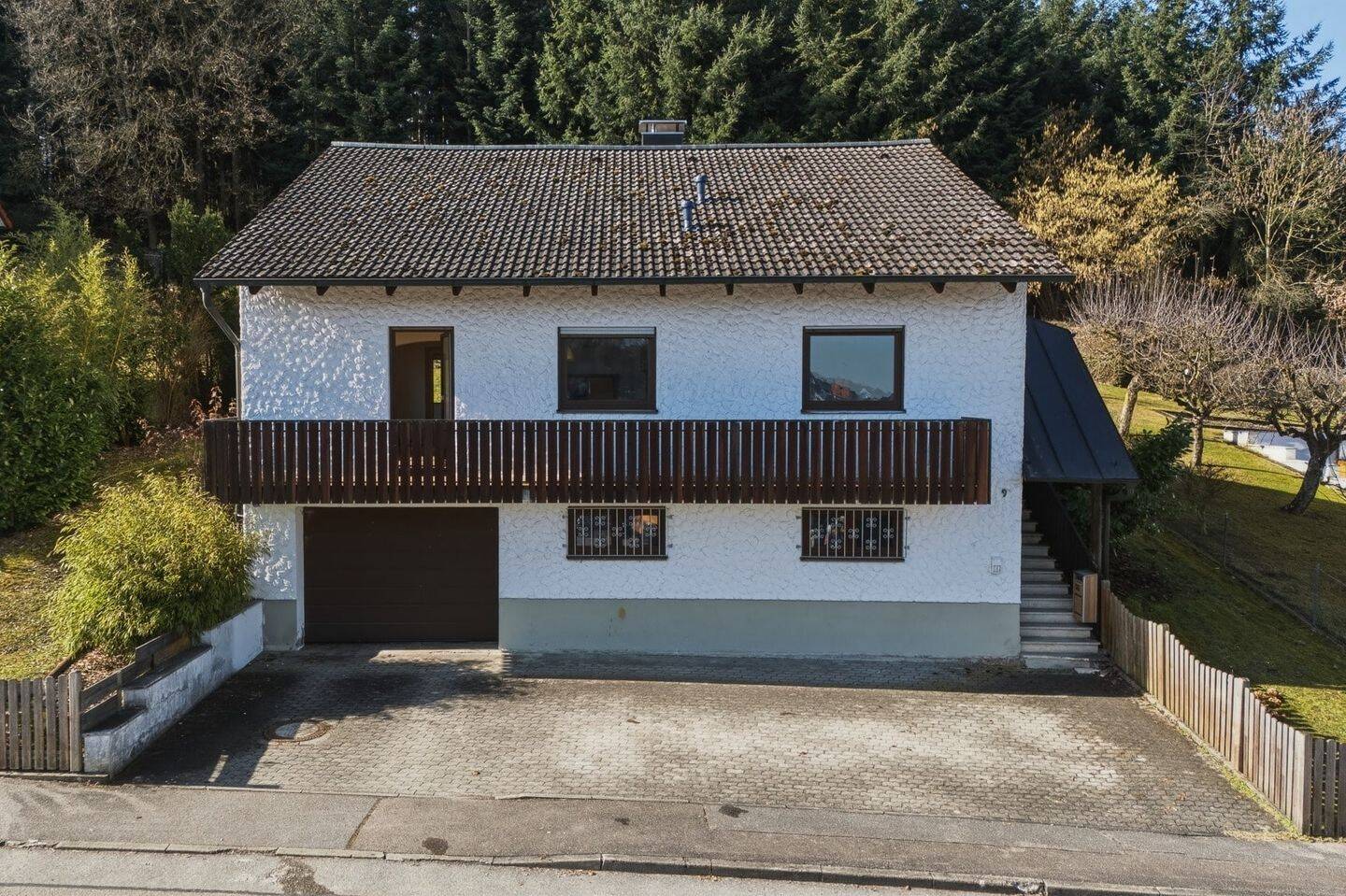 Freistehendes Einfamilienhaus mit Bungalowcharakter in Hanglage in Eching-Viecht, 84174 Eching