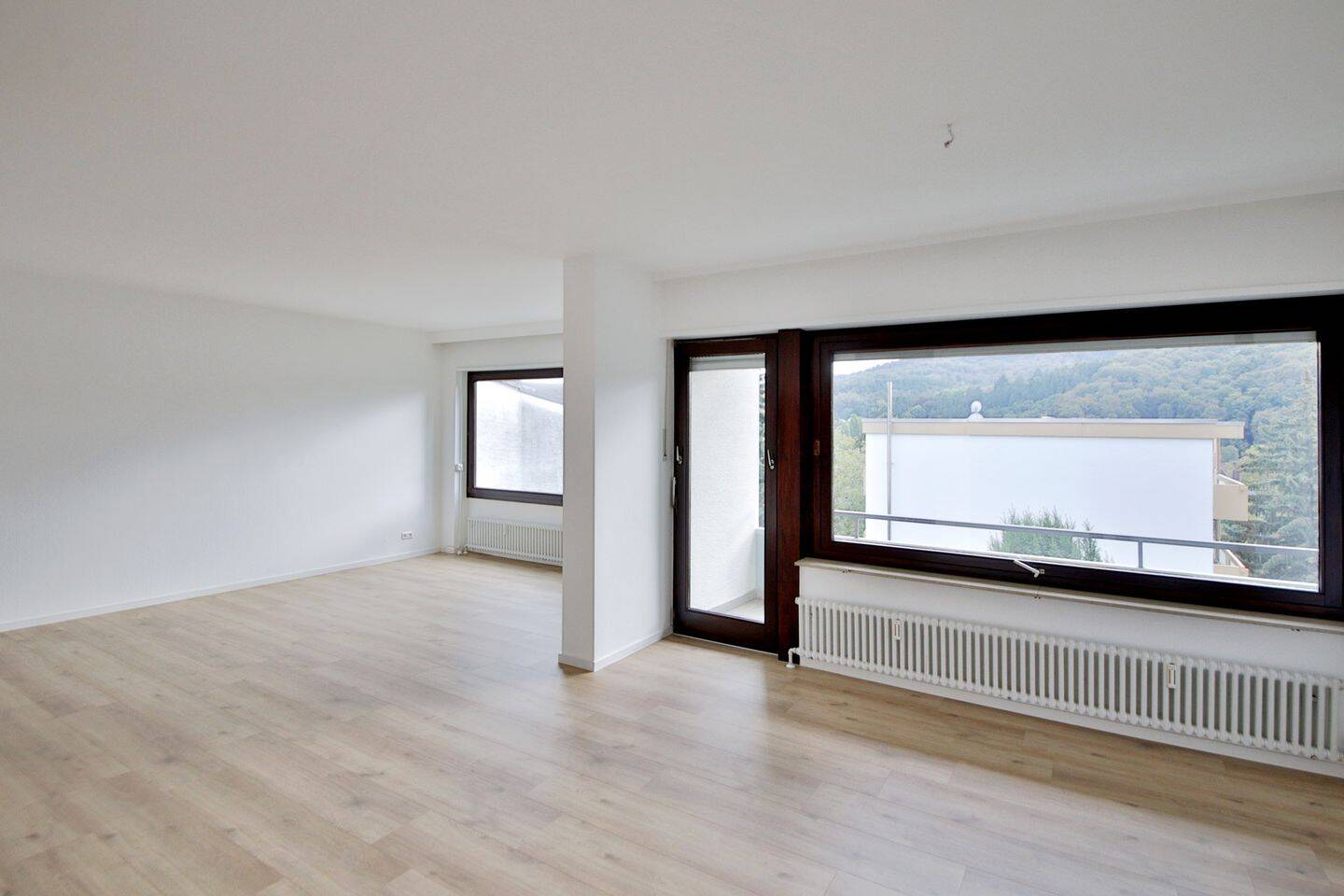 Großzügige 4-Zimmer-Wohlfühlwohnung mit sonnigem Balkon und besonderem Raumgefühl in Baden-Baden, 76532 Baden-Baden
