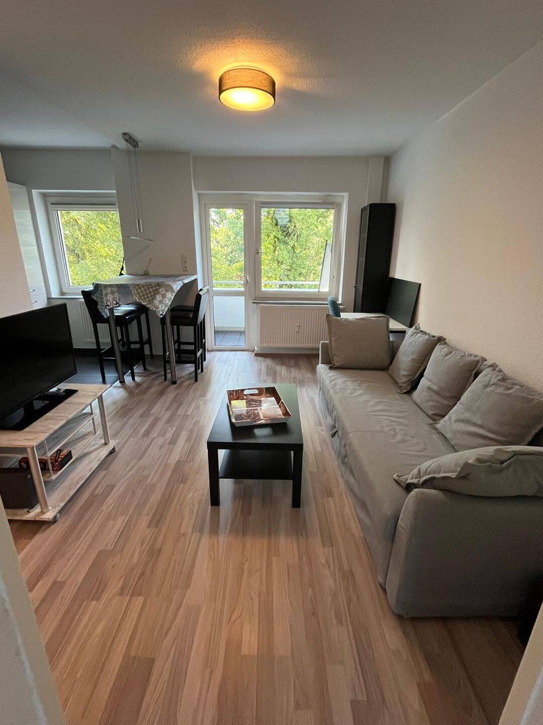 Modern möblierte 2-Zimmer-Wohnung / Modern Furnished 2-Room Apartment in Frankfurt-Eschersheim, 60433 Frankfurt am Main (Bonames Dornbusch Eschersheim Frankfurter Berg Preungesheim)