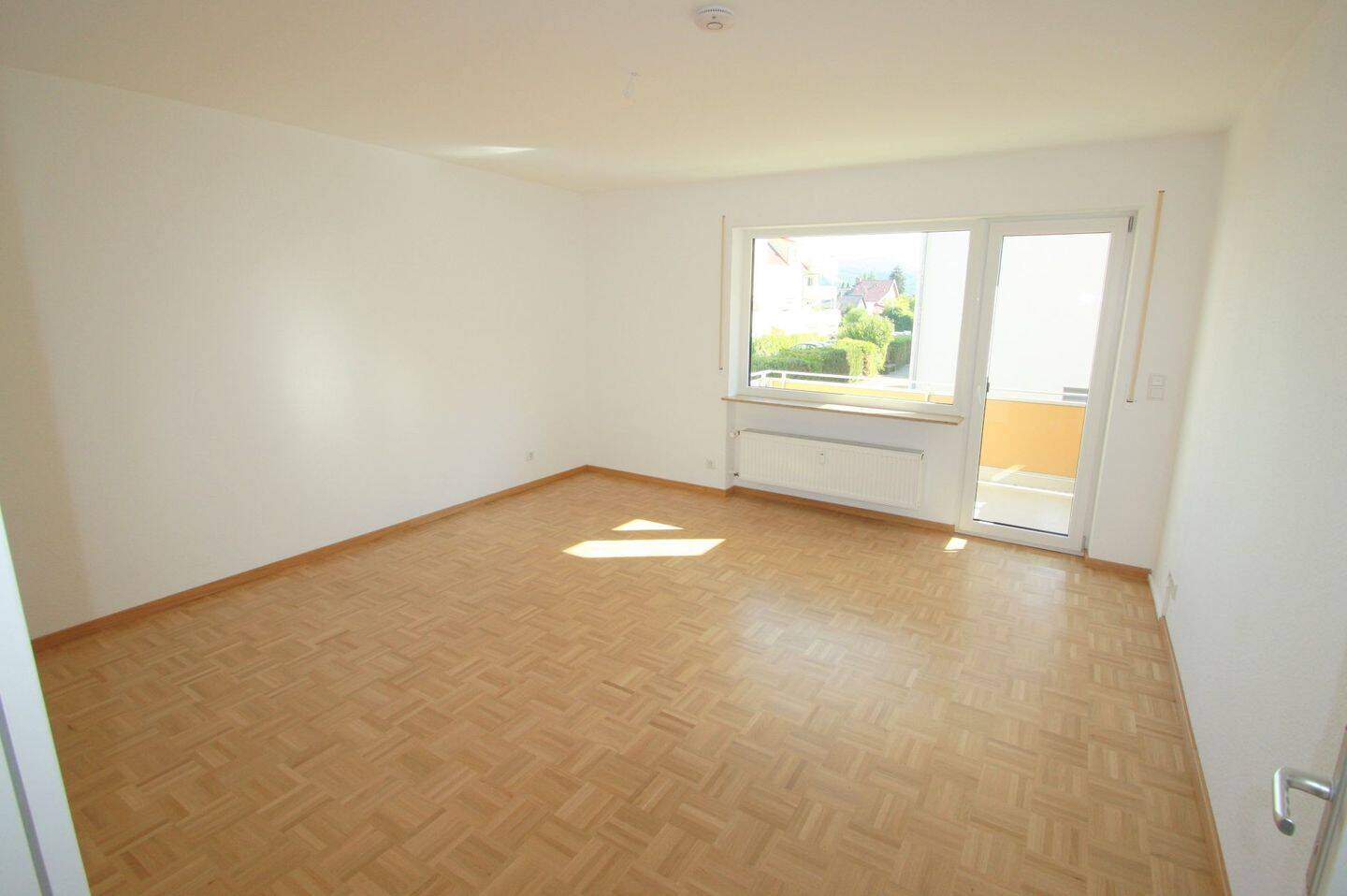 Hochparterre-Wohnung mit Parkettboden und Balkon in Gepflegter Wohn-Anlage, 64342 Seeheim-Jugenheim