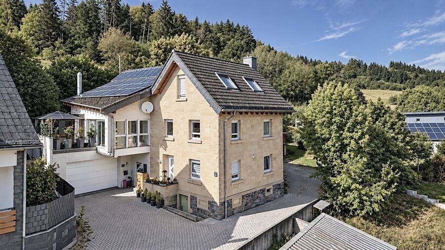Außergewöhnliches Anwesen mit Galerie, Tuffstein-Charme und weitläufigem Garten, 56745 Rieden