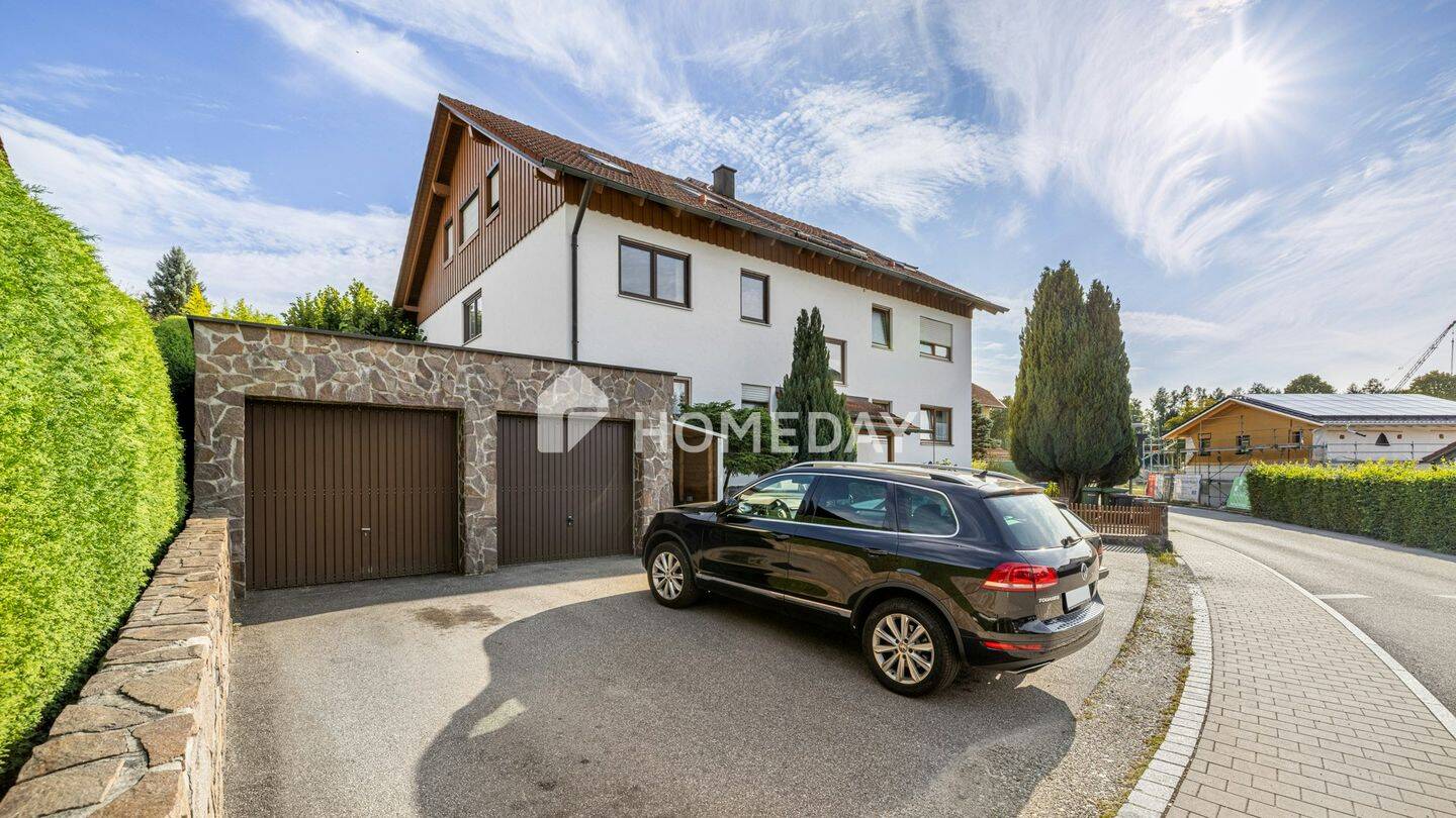 Exklusiv renovierte 3-Zimmerwohnung mit Balkon, Einbauküche und Stellplatz in Velden, 84149 Velden