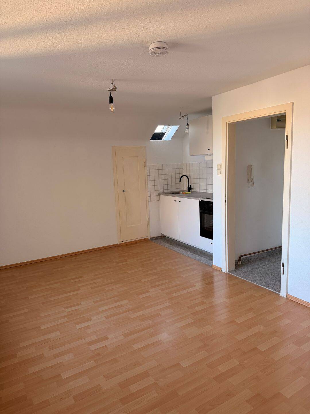 Gemütliche 1-Zimmer-Dachgeschosswohnung mit Küchenzeile und Abstellraum, 71332 Waiblingen