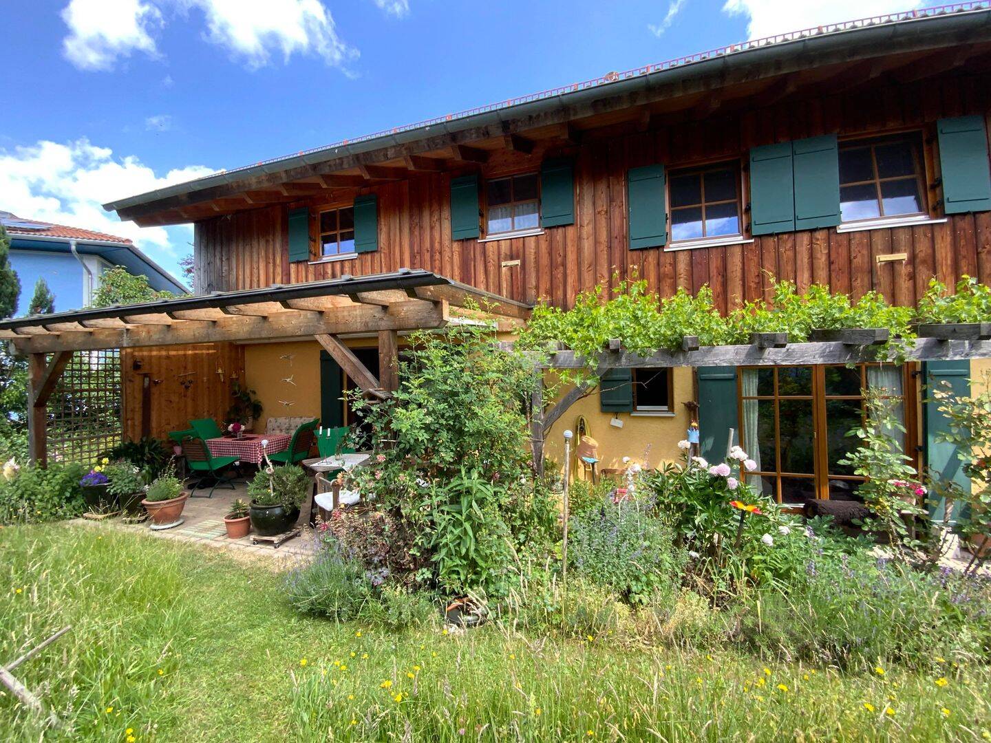 Viel Platz für Ihre Zukunft: Regionales Holzhaus mit separater Einliegerwohnung in Amerang, 83123 Amerang