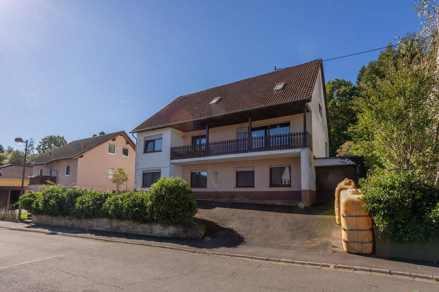 Zweifamilienhaus mit Weitblick über die Vulkaneifel – 290 m², Potenzial & ruhige Lage in Birresborn, 54574 Birresborn