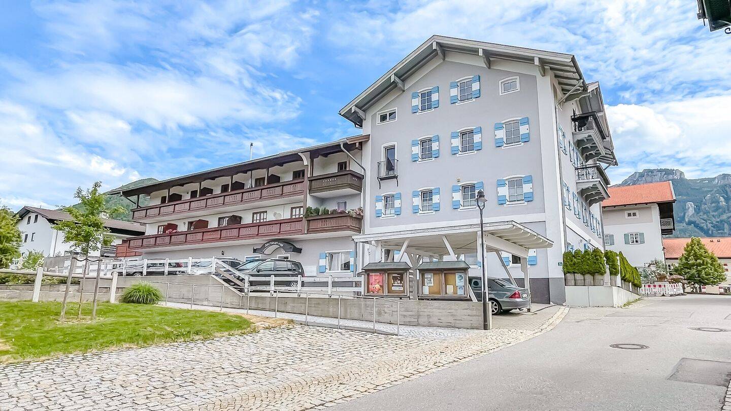 Bezugsfrei mit Bergblick: 2-Zimmer-Wohnung mit zwei Balkonen im Herzen von Aschau, 83229 Aschau i. Chiemgau (Aschau)