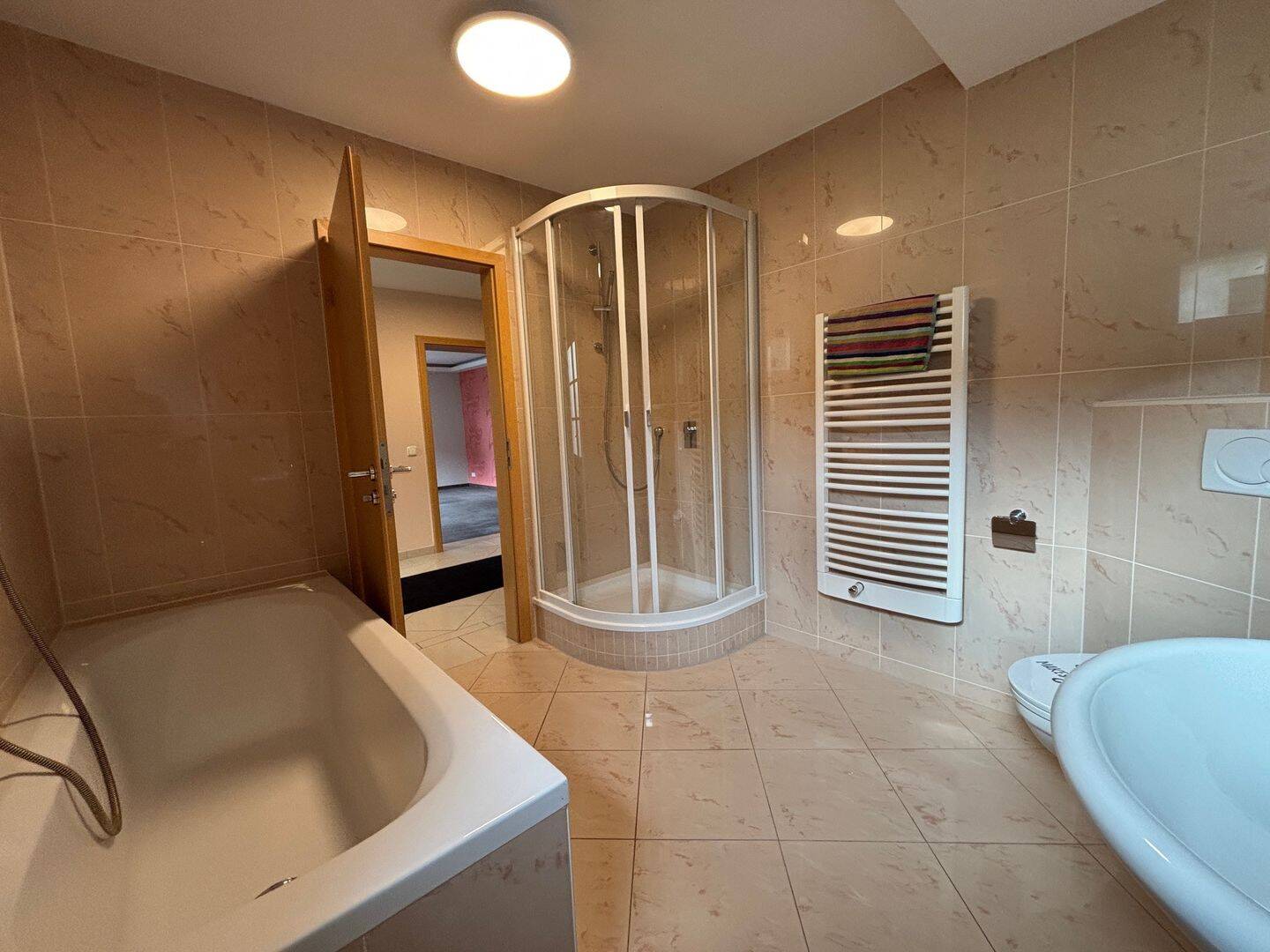* Leipzig-Hirschfeld * EG * Bad mit Wanne/Dusche * Fubo-Heizung * EBK * PKW-Stellplatz *, 4319 Leipzig (Althen-Kleinpösna Engelsdorf)
