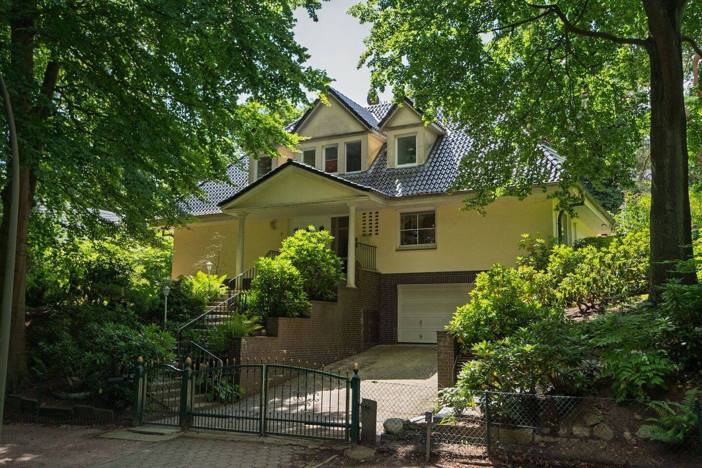 Parkähnliches Gartengrundstück mit großzügigem Einfamilienhaus in Blankenese, 22587 Hamburg (Altona)