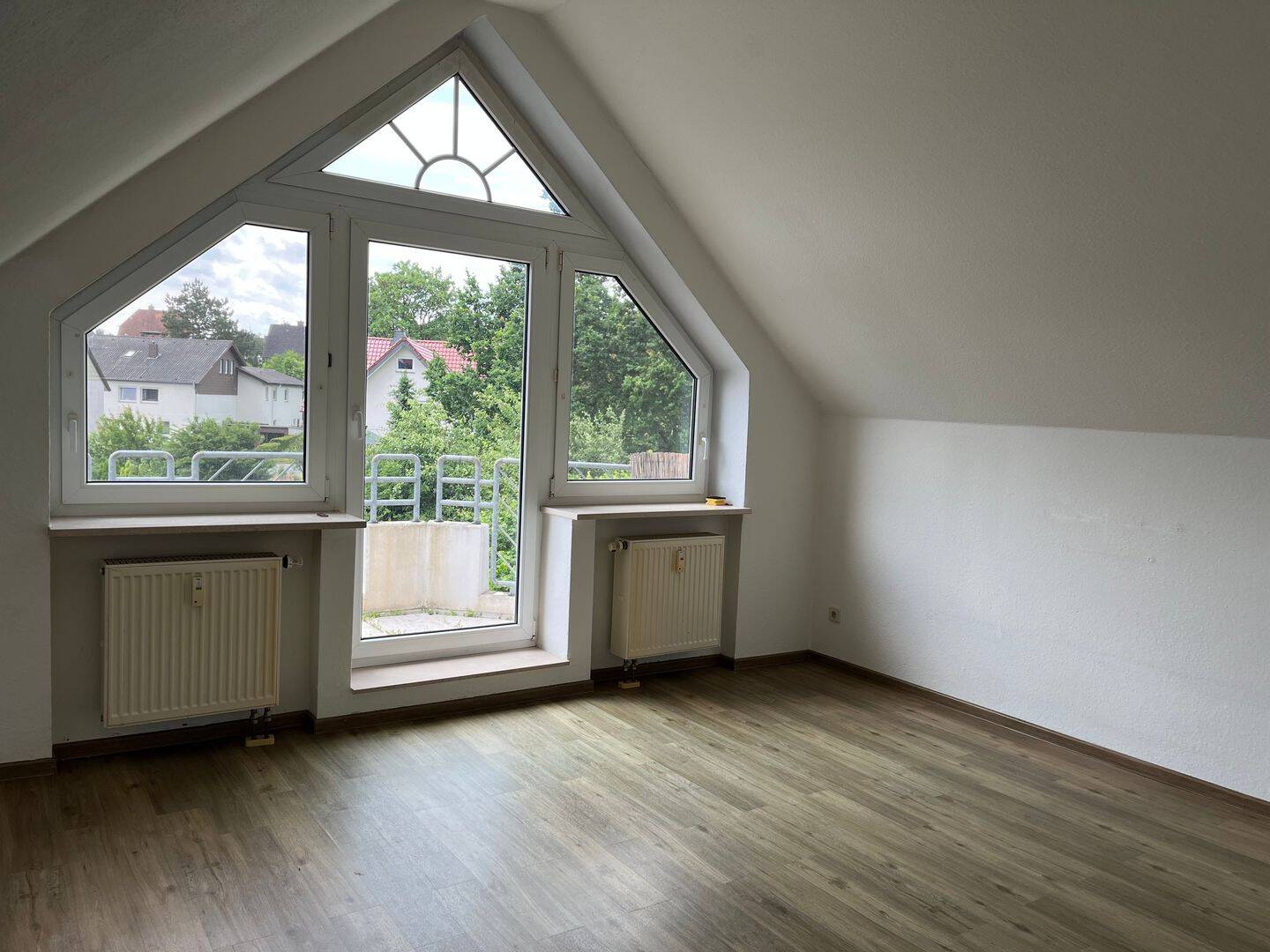 Helle 2-Zimmer-Dachgeschosswohnung mit 2 Balkonen, Einbauküche & Stellplatz, 32805 Horn-Bad Meinberg