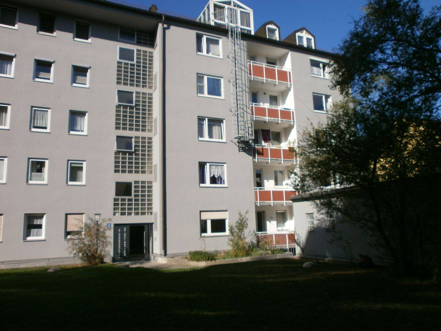 Helle und geräumige 3-Zimmer-Wohnung mit EBK und Balkon in Mittersendling, Nähe Harras direkt am Heckenstallerpark, 81369 München (Sendling Sendling-Westpark Thalk. Obersendl.-Forsten-Fürstenr.-Solln)