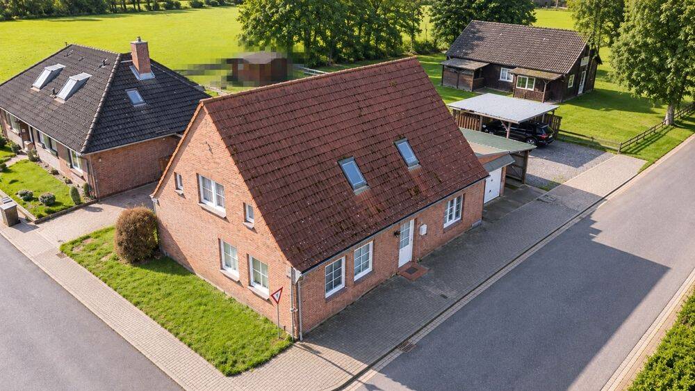 Ruhig gelegenes Einfamilienhaus mit zusätzlichem Wohnbereich und Garten, 25712 Buchholz