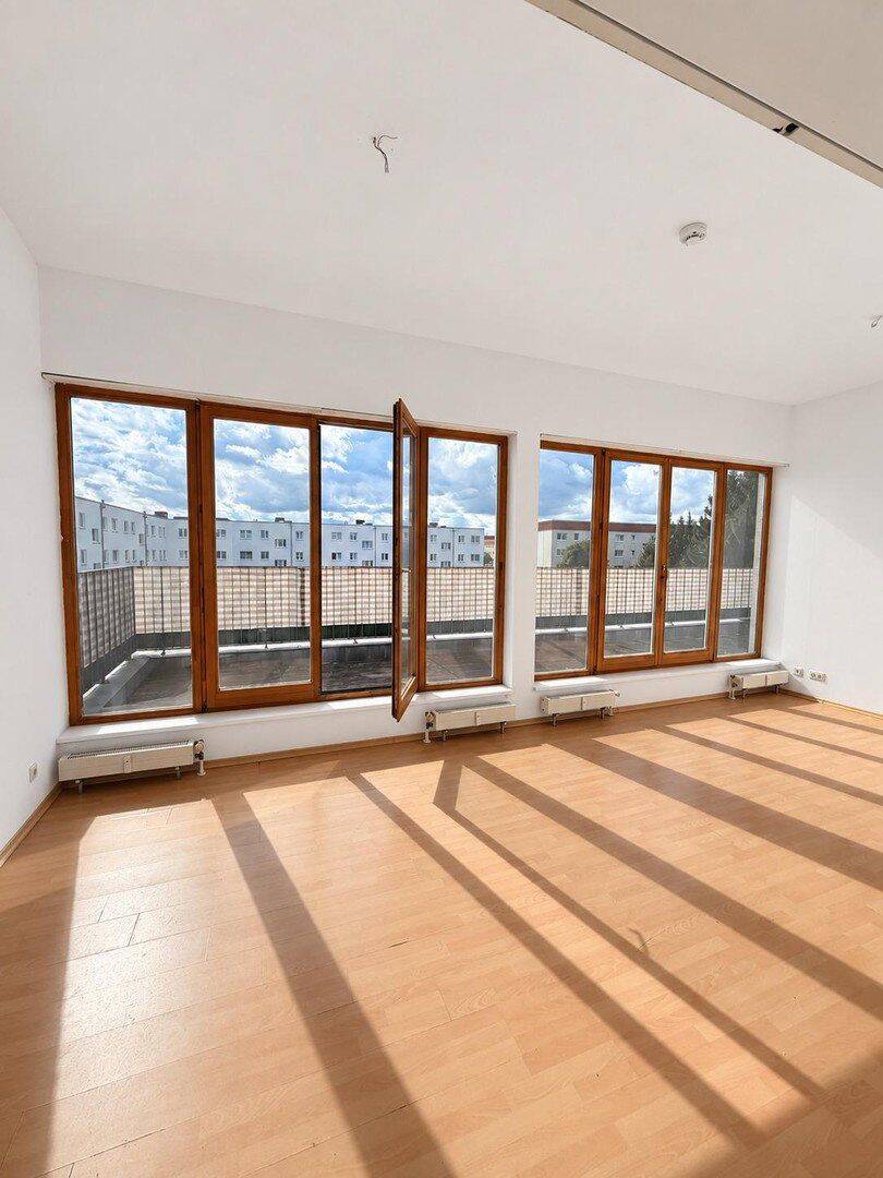 Dachgeschoss mit rund 28 m² Terrasse über die ganze Breite, 3 Zimmer, wenige Minuten zum Bahnhof, 16727 Velten
