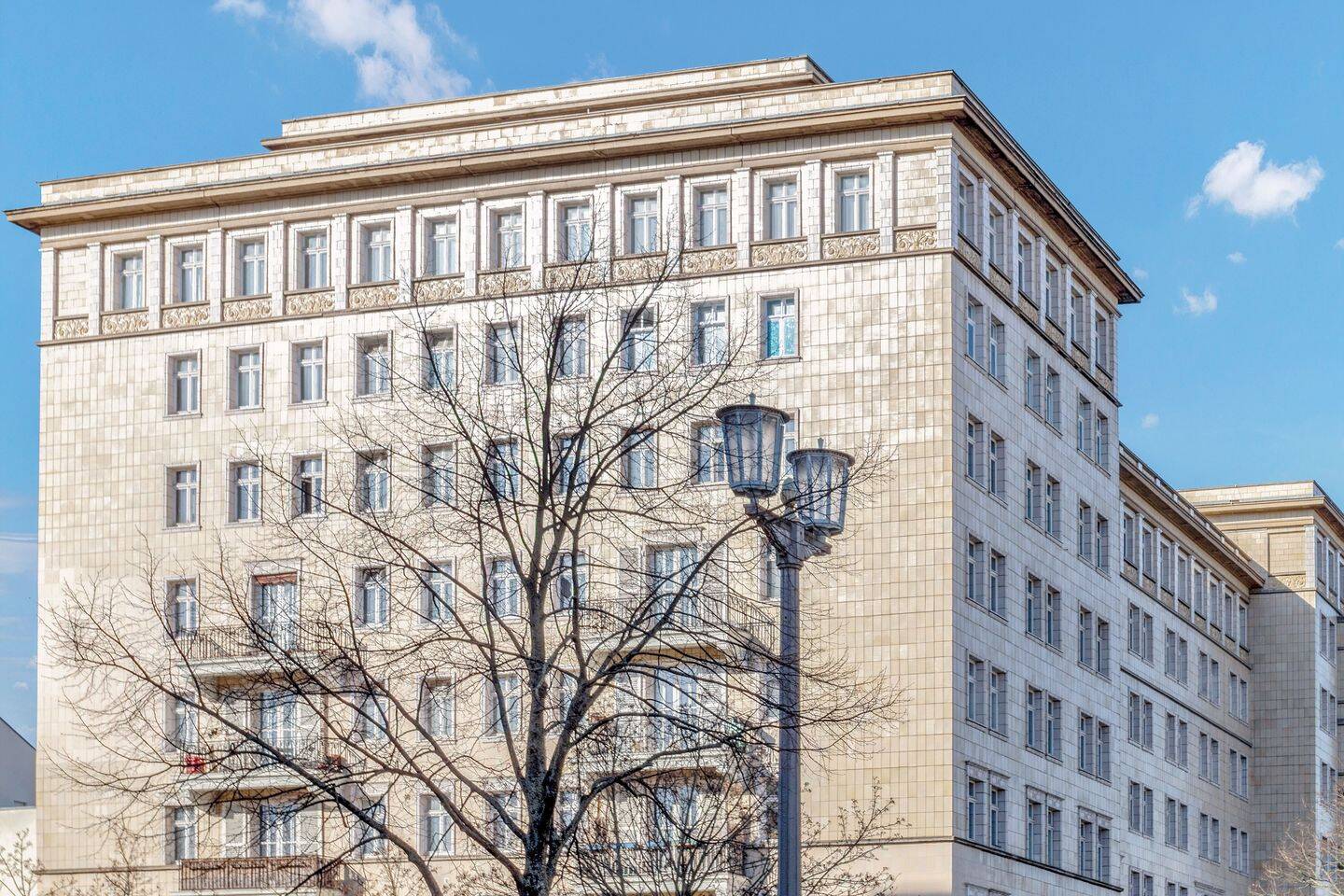 Stalinbau-Ensemble: praktische und helle 2-Zimmer-Wohnung direkt auf der Frankfurter Allee, 10247 Berlin (Friedrichshain-Kreuzberg Friedrichshain Prenzlauer Berg)