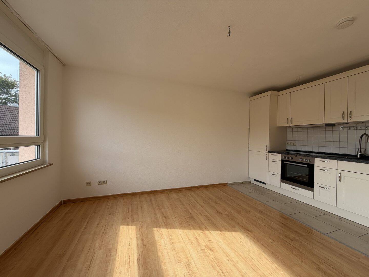 Helles 1-Zimmer-Apartment für mit Kellerabteil und TG-Stellplatz für Studenten, 91054 Erlangen (Burgberg Erlangen-Nord Erlangen-Ost Innenstadt Sieglitzhof)