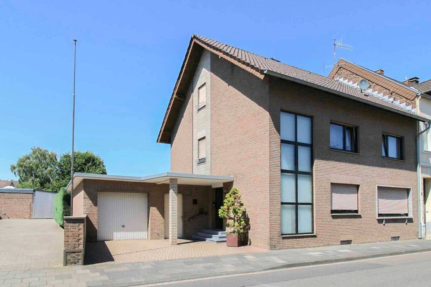 Vielseitiges Einfamilienhaus mit Einliegerwohnung und 21 Garagen in Jüchen, 41363 Jüchen